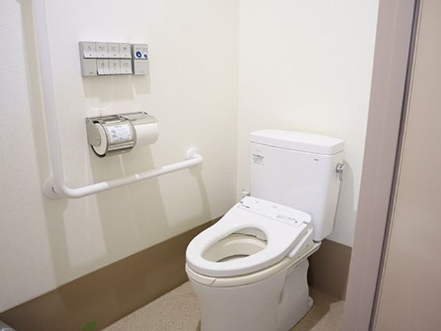 手すり付きトイレ トイレ   手すりが設置された清潔感のあるトイレです。車椅子利用を想定した空間づくりが感じられます。