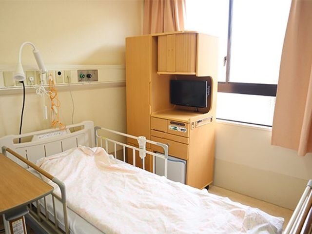 ベッドとテレビの居室 居室   窓から光が入る、明るく落ち着いた居室です。ベッド横にテレビや収納があり、過ごしやすい環境が整っています。