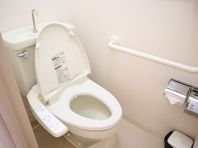 手すり付きトイレ トイレ   手すりが設けられた清潔感のあるトイレです。立ち座りを支えやすい配置で、安心して使いやすそうです。