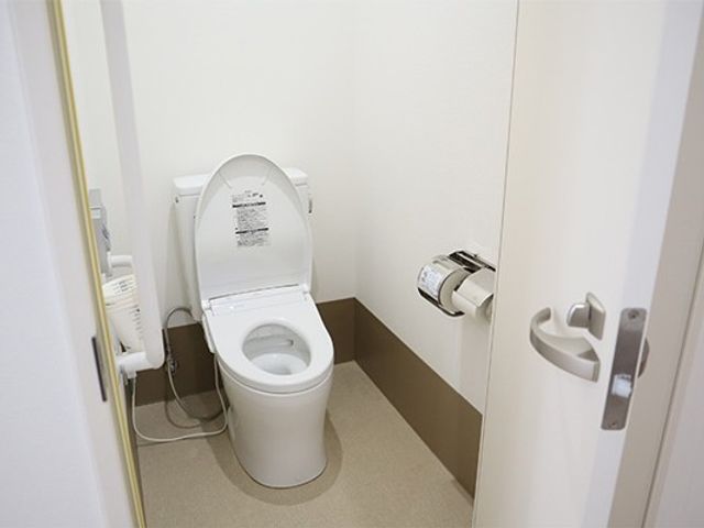 個室トイレ トイレ   清潔感のある個室トイレです。手すりや広めの出入口があり、使いやすさに配慮されています。
