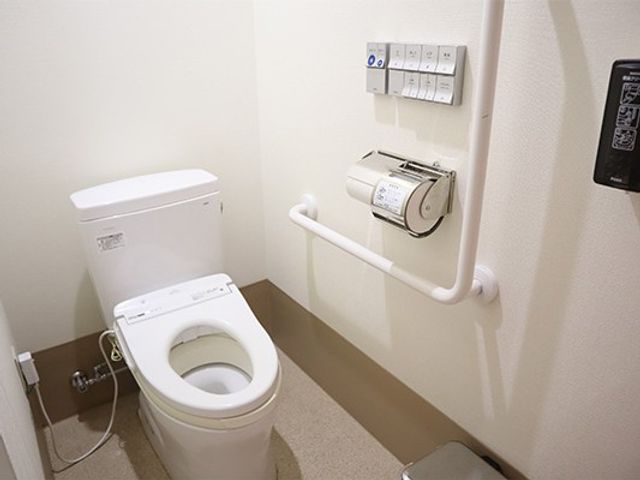 手すり付きトイレ トイレ   手すりが設置された清潔感のあるトイレです。介助や立ち座りの支えが必要な方にも配慮されたつくりです。