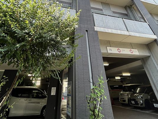 建物の駐車場入口  