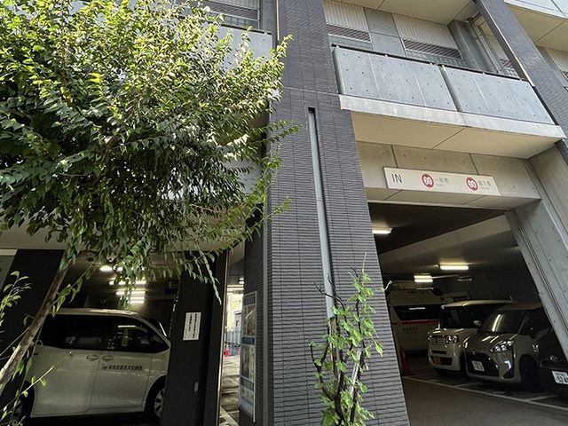 建物外観 外観   植栽がそばにあり、駐車スペースも見える建物外観です。落ち着いた印象で、働く場の雰囲気をイメージしやすいです。