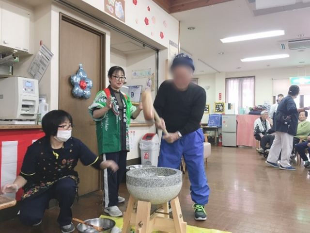 餅つき中の一室