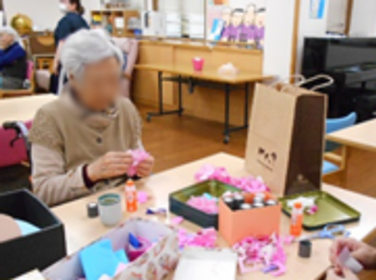 クラフトを楽しむ人々の様子