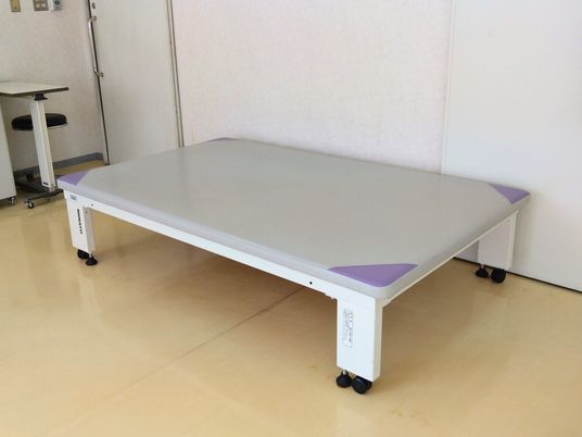 機能訓練用ベッドのある部屋  