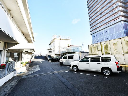 建物横の駐車場  