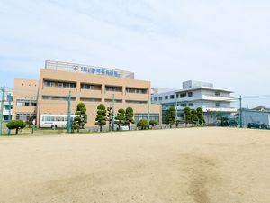 建物外観と広いグラウンド  