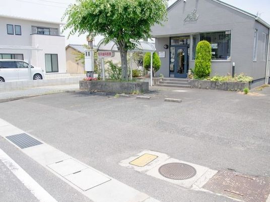 施設の正面玄関前の様子  