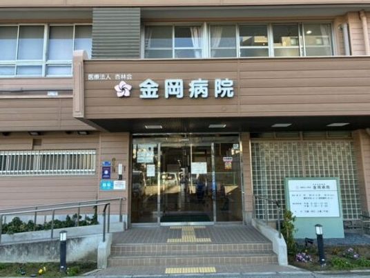 病院の正面玄関  