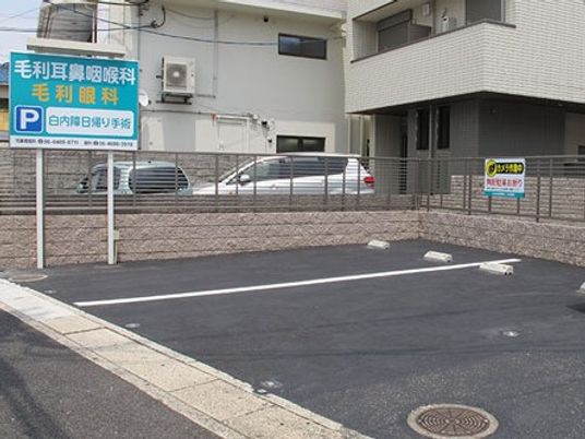 建物前の駐車場  