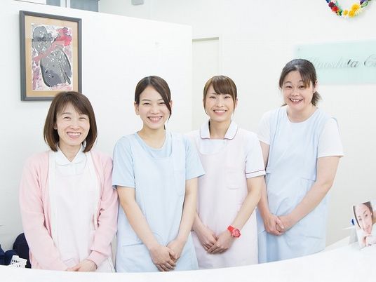 笑顔のスタッフ4人の受付  