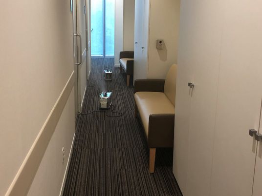 廊下の休憩ベンチ  