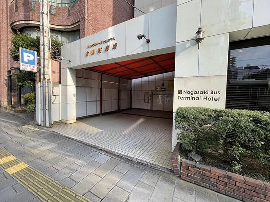 バス停前の建物外観