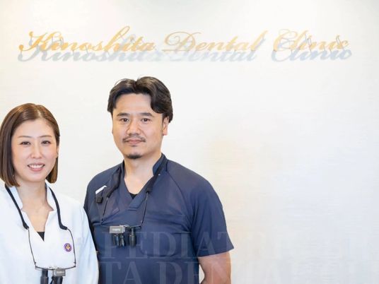 笑顔のスタッフが並ぶ受付前  