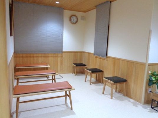 ベンチのある多目的室  