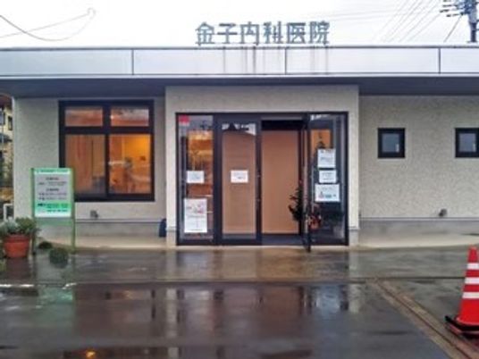 雨の日の建物正面外観  