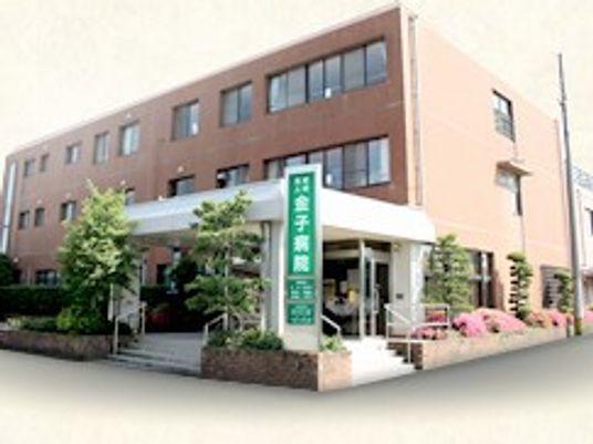 緑の看板がある外観  