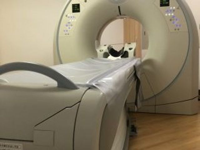 機能訓練室の機器 機能訓練室   丸みのある機器が設置された、落ち着いた雰囲気の機能訓練室です。清潔感があり、利用者さんのリハビリを支える環境が整っています。