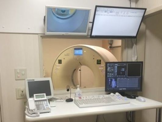 機器が並ぶ検査室  