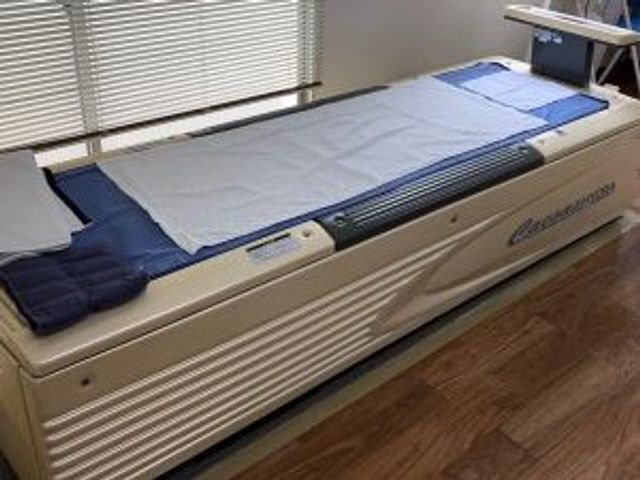介護用ベッドのある居室 居室   窓際に介護用ベッドが置かれた落ち着いた空間です。木目調の床で、やわらかな光が差し込んでいます。