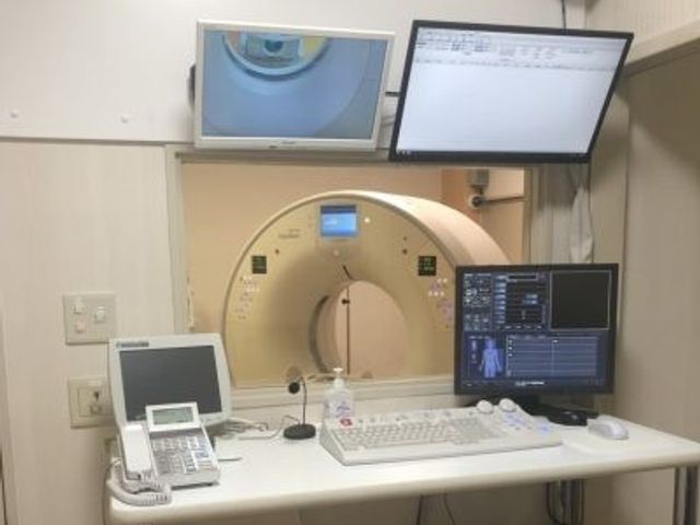 検査室の機器 内観   モニターや操作機器が整った検査スペースです。清潔感のある配置で、落ち着いて作業しやすい雰囲気です。