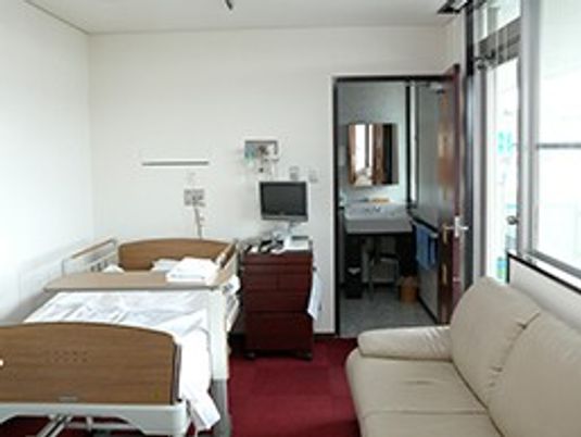 居室のベッドとソファ  