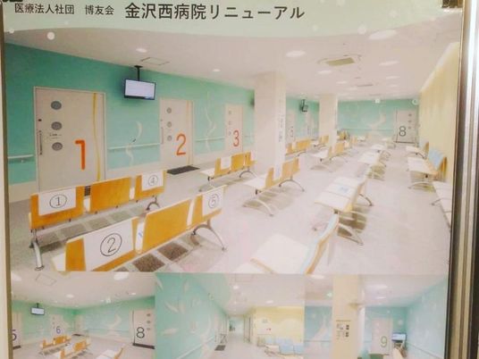 明るい待合室の椅子並ぶ空間  