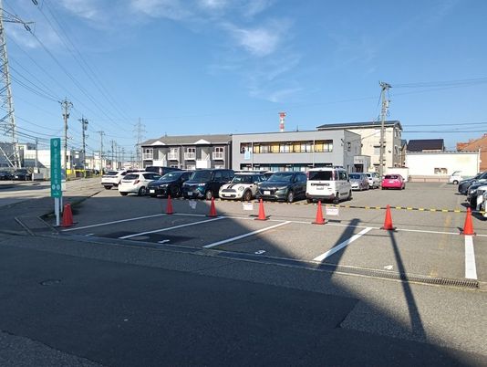 駐車場のある外観  