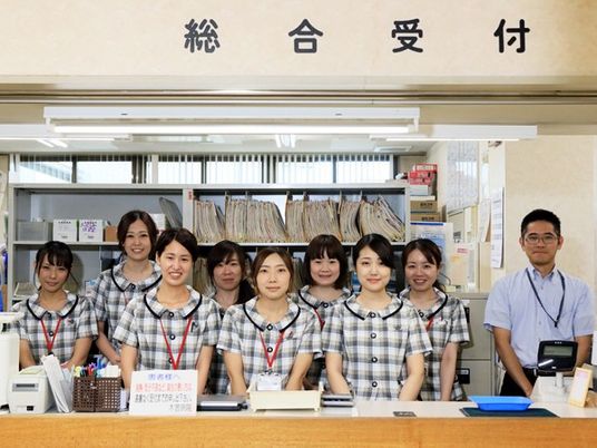 受付に立つ職員  
