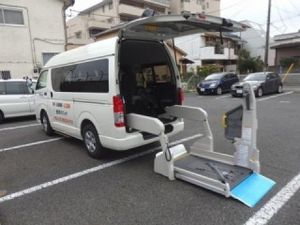 送迎車の昇降装置付き車両外観  