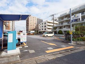 施設の駐車場入口  