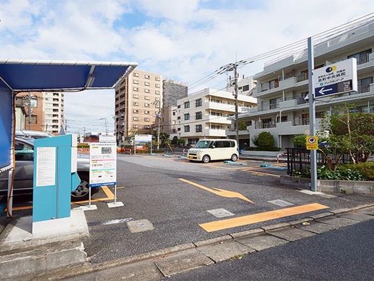 施設の駐車場入口  