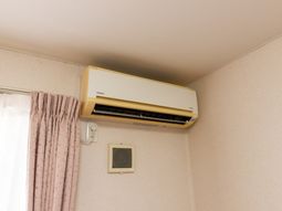 壁掛けエアコンのある部屋  