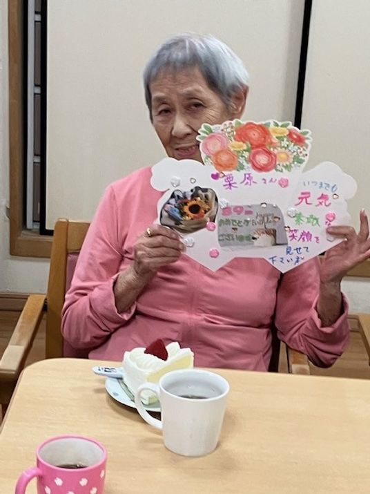 ** 笑顔の方が座る食堂