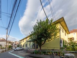 住宅街の建物外観  