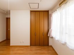明るい居室の収納  