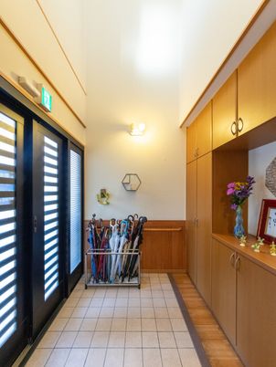 傘立てのある玄関  