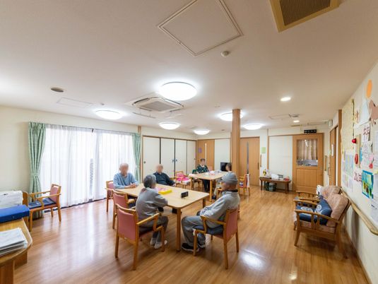 談笑する人がいる食堂  