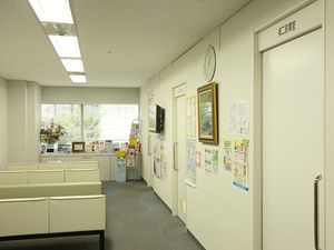 掲示物のある待合室  