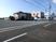 広い駐車場の外観  