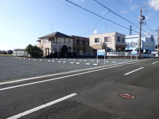 広い駐車場の外観  