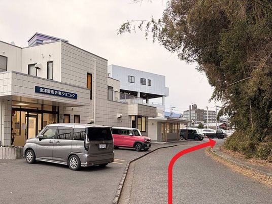 建物前の駐車場外観  