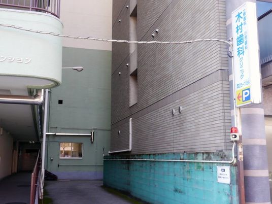 建物外観と看板の通路  