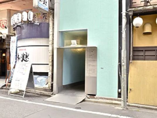 看板のある外観  