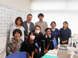 スタッフの集合写真オフィス  