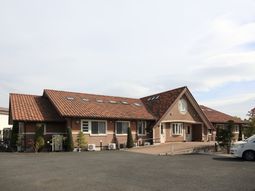 赤い屋根のある一軒家外観