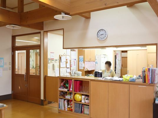 フロント受付とスタッフ
