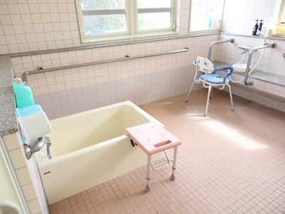 バリアフリー設計の浴室