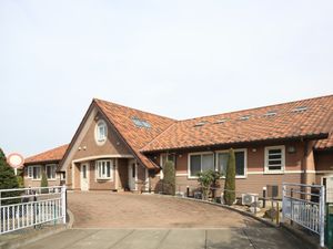 暖かみのある大きな屋根の建物